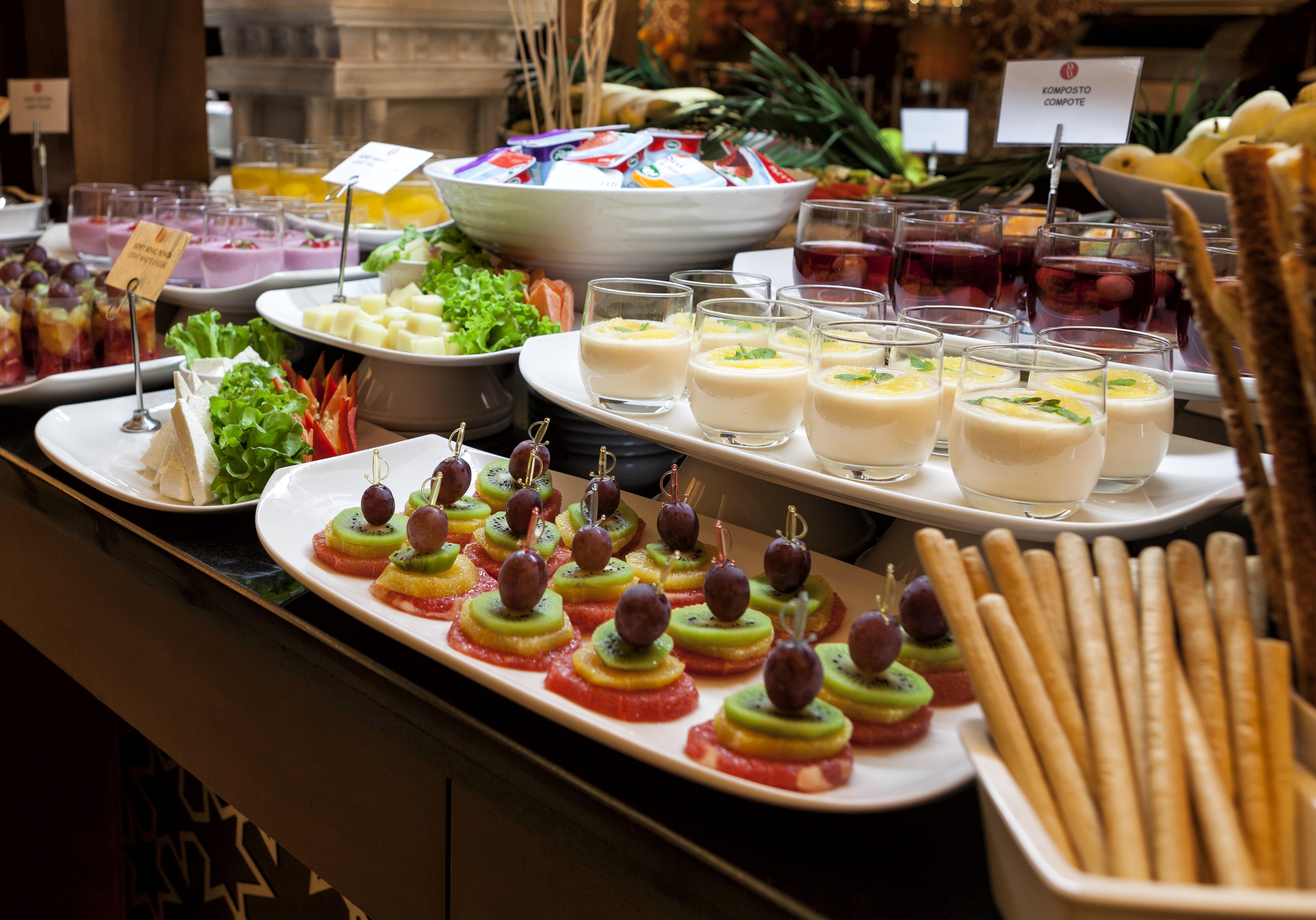 Hotel Ramada Plaza By Wyndham Izmit Kocaeli Exterior foto A buffet at a hotel